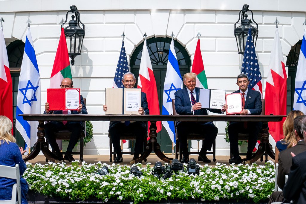 الرئيس الأمريكي دونالد ترامب، ورئيس الوزراء الإسرائيلي بنيامين نتنياهو، ووزير الخارجية الإماراتي عبد الله بن زايد آل نهيان، ووزير خارجية البحرين عبد اللطيف بن راشد الزياني خلال توقيع اتفاقيات "التطبيع" في 15 سبتمبر 2020. (البيت الأبيض / تيا دوفور)