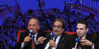ثلاثي الحيز المتاح: الحديث عن التحالفات سابِقٌ لأوانه.. و"الوعي" يدعو لقائمة اصطفاف انتخابي للجميع أحزاب الحيز المتاح تواجه ضغوطًا متلاحقة من القوي المدنية المعارضة لمنعها من ابرام اتفاق انتخابي ضمن القائمة الوطنية الموحدة مع حزب مستقبل وطن- الصورة تجمع رؤساء الأحزاب الثلاثة - تصميم سلمى الطوبجي - فكر تاني