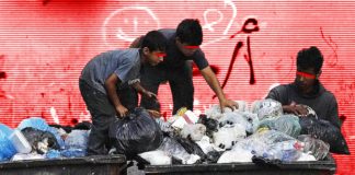 دُنيا النباشين.. قلاع من قمامة وبنوك لا يعرفها غير الفقراء