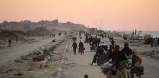 غير نصرة القضية.. أسباب أخرى لرفض قادة العرب خطة التهجير النازحون الفلسطينيون يعودون الجمعة إلى منازلهم المدمرة جنوب مدينة غزة. (تصوير: عمر أشتاوي أبيماجيس/ زوما برس)