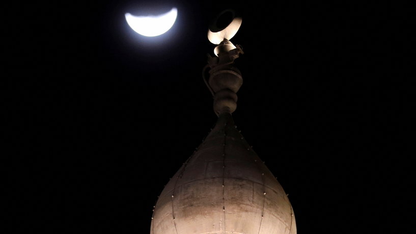 يظهر هلال رمضان في السماء بجوار مئذنة جامع الأزهر، بينما يؤدي المصلون المسلمون صلاة العشاء المسماة "التراويح"، خلال شهر رمضان المبارك في جامع الأزهر في المنطقة الإسلامية القديمة بالقاهرة، مصر، 15 مارس 2024. رويترز/محمد عبد الغني