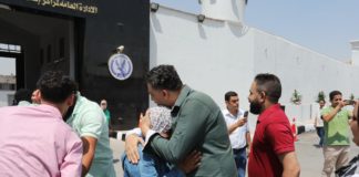 العيد خلف الجدران.. حكايات الأمل المؤجل فرحة الأهالي باخلاء سبيل بعض المحبوسين احتياطيًا في 17 أغسطس 2022 - صورة من حساب المحامي طارق العوضي عضو لجنة العفو الرئاسي على موقع اكس