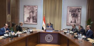 العمال في أسبوع: انتظار لائحة"العمل" وعلاوة "الخدمة المدنية".. وانتهاك جديد في "وبريات سمنود" وزير العمل في اجتماع وزاري مع رئيس الوزراء - فيسبوك