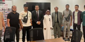 العمال في أسبوع: تجدد الأزمة بين العامل المصري والكفيل السعودي.. ومناقشة قانون" العلاوة" بالبرلمان صورة جماعية بعد اجتماع تسوية بين عمال مصريين وكفيل سعودي- فيس بوك