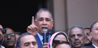 نقيب المحامين متظاهرًا.. الغضب مستمر ضد زيادة الرسوم القضائية عبد الحليم علام نقيب المحامين في مظاهرات النقابة 23 يونيو 2025 (الصورـ نقابة المحامين)