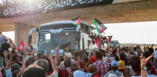 نشرة "على الساحة": قافلة الصمود تنتظر موقف القاهرة.. وأحزاب تستغل "صلاة العيد" انتخابيًا قافلة الصمود وسط استقبال شعبي قبل وصولها إلى الحدود المصرية من ليبيا وسط ترقب للموقف المصري الرسمي - فيسبوك