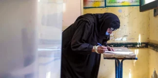 مشاركة النساء في مجلس النواب.. نضال المساواة إحدى السيدات تدلي بصوتها في الانتخابات (ا ف ب)