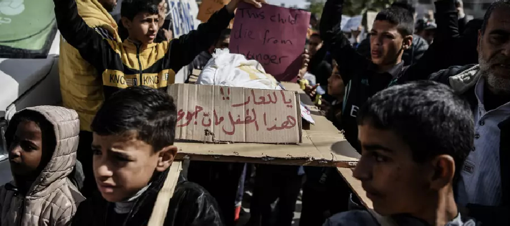 توفي الطفل يزن الكفارنة في مدينة رفح بسبب سوء التغذية - الأناضول