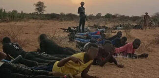 عبر شبكة إماراتية.. "ذئاب كولومبيون" يرتكبون جرائم حرب في السودان فتيان ورجال سودانيون في معسكر تدريب مع مرتزقة كولومبيين في السودان. الصورة: أرشيف خاص لصحيفة "لا سيلا باسيا"