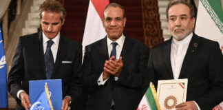 رهان القاهرة المحفوف بالمخاطر.. هل ينجو الاتفاق النووي الإيراني؟ 9 سبتمبر 2025، مصر، القاهرة: المدير العام للوكالة الدولية للطاقة الذرية، رافائيل جروسي (يسار)، ووزير الخارجية الإيراني، عباس عراقجي (يمين)، يوقعان اتفاقية بشأن الإجراءات العملية لاستئناف عمليات التفتيش النووي على البرنامج النووي الإيراني، بحضور وزير الخارجية المصري، بدر عبد العاطي (وسط)، في قصر التحرير بالقاهرة. الصورة: سترينجر/د ب أ.