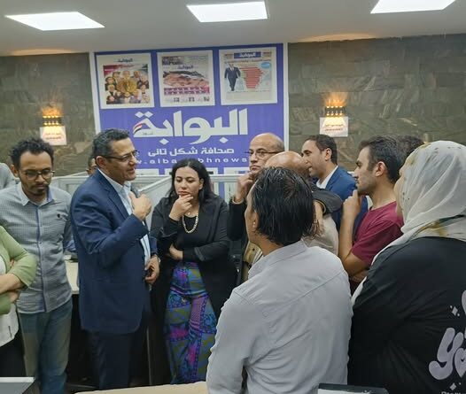 نقيب الصحفيين في مقر البوابة نيوز لبحث أزمة صحفييها (وكالات)