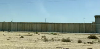 هندسة القهر: البنية المادية لسجون الاحتلال الإسرائيلي يقع سجن كتسيعوت في صحراء النقب القاحلة، على بُعد حوالي 5 كيلومترات من الحدود المصرية. المصدر: جيتي / مصطفى الخاروف/الأناضول
