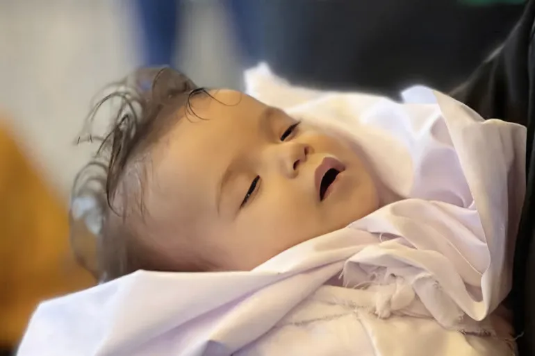 صورة الرضيعة رهف أبو جزر التي توفيت بسبب البرد من حساب الصحفي ضياء أبو عون على الفيسبوك (مواقع التواصل)