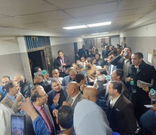 نقابات وعمال: غضب للمحامين بعد أزمة نيابة النزهة.. وإطلاق سراح صحفي يفتح ملف قضايا النشر جانب من تجمع المحامين بعد أزمة نيابة النزهة - فيس بوك