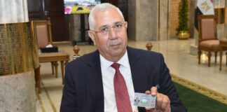 نشرة تحت القبة | فرحة "النواب" بالكارنيه تثير الجدل.. وسجال يلاحق تصريح "نيفين إسكندر": "يا تحكم يا تتحبس" الوزير السابق وأمين عام حزب الجبهة الوطنية السيد قصير حرص على تصوير نفسه مع كارنيه المجلس - فيس بوك حزب الجبهة الوطنية