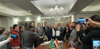 الوفد والدستور والمحافظين.. انتخابات داخلية تختبر مستقبل الأحزاب جانب من بدء التقديم لانتخابات الوفد. وفي الصورة الدكتور هاني سري الدين وبعض انصاره عند التقدم للترشح لرئاسة الوفد - فيس بوك