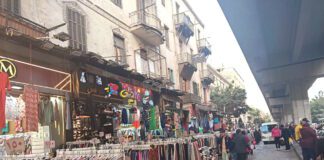 رحلة البحث عن "أوتفيت" العيد.. ملابس البالة لمن استطاع إليها سبيلًا الملابس المستعملة في الوكالة. تصوير: أمل يسري- فكر تاني