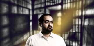 من الحبس إلى المنع من العلاج والامتحانات.. لماذا لا تنتهي قضية محمد عادل؟
